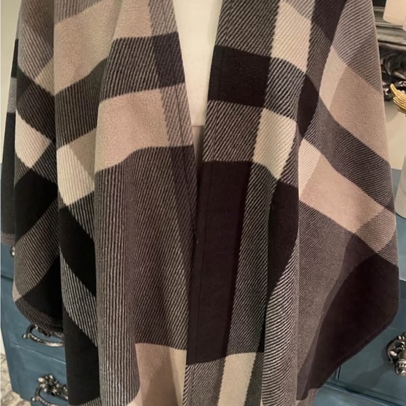Rachel Roy Elegant Black, Gray Cream Plaid Shawl/Cape/Poncho One Sz warm fringe - Picture 2 of 11